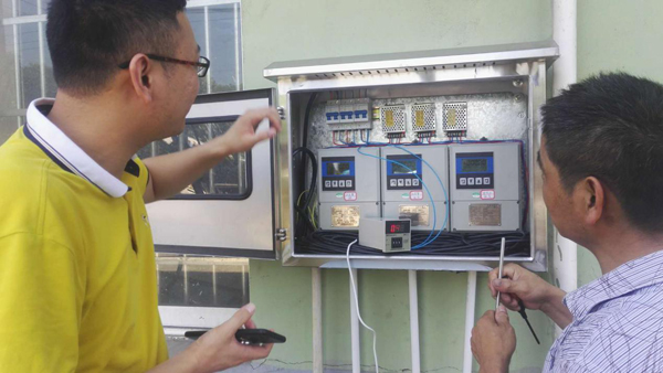 沈工進行現場調試